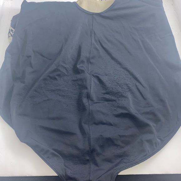 It Figures Plus Size Full Coverage Big Bust Swimsuit - Picture 7 of 9